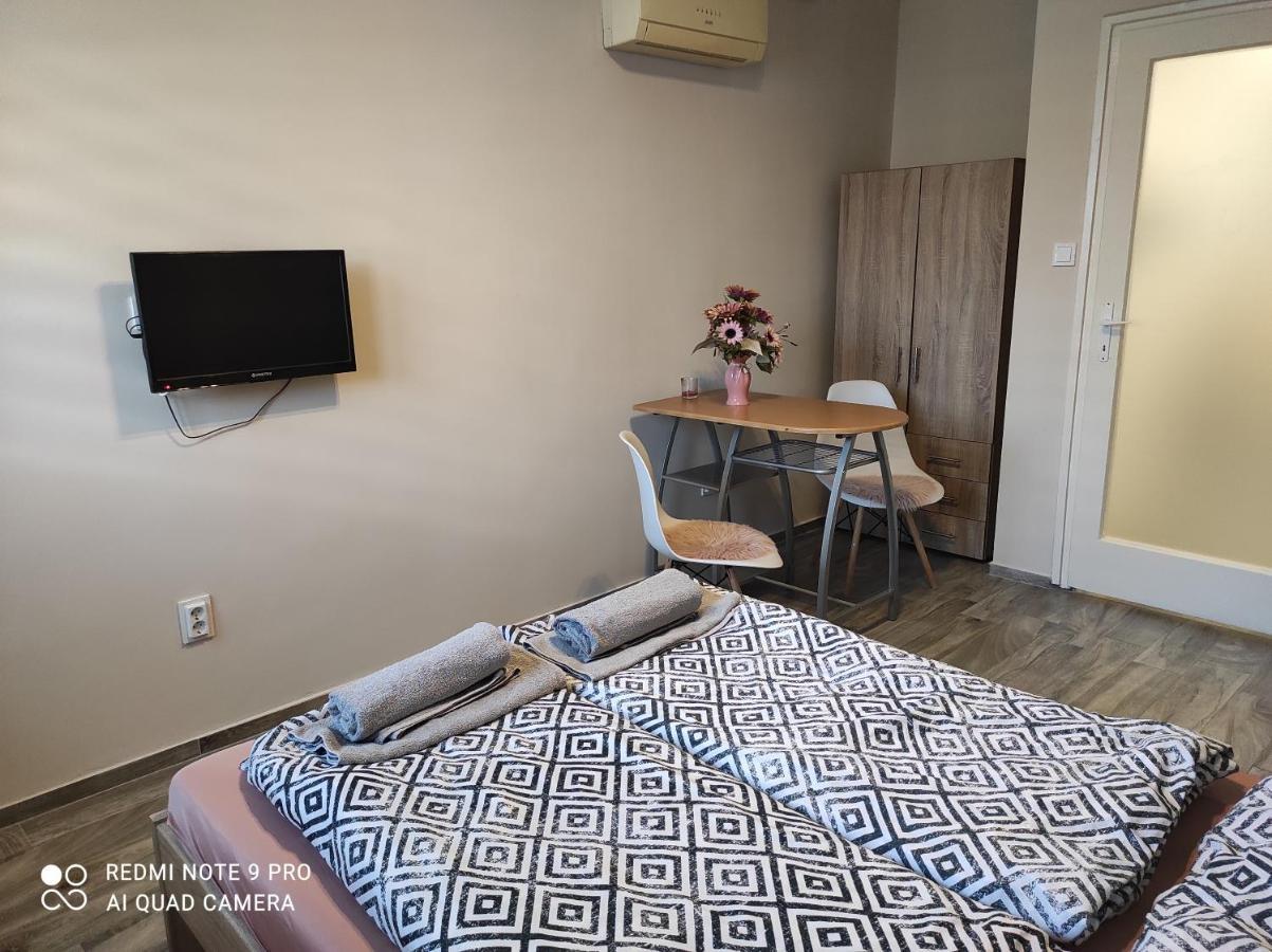 Desi Apartman Капошвар Екстер'єр фото